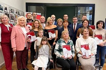 Четырнадцать добровольцев получили нагрудные знаки и удостоверения почетных доноров России